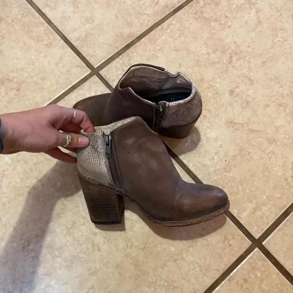 Freebird Darius heeled booties size 5